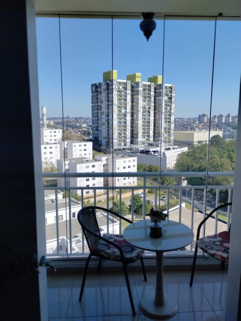 APARTAMENTO 13° ANDAR COZINHA PLANEJADA COM ARMÁRIOS SUITE COM SACADA EXCLUSIVA E ARMÁRIO EM VEZ DE TRÊS QUARTOS, SÃO DOIS QUARTOS, SENDO UM TRANFORMADO EM SALA EXTENDIDA BANHEIROS COM BOX BLINDEX SACADA DA SALA COM FECHAMENTO EM VIDRO TEMPERADO DUAS VAGAS LIVRES NA GARAGEM, SENDO UMA AO LADO DA OUTRA VAGA DE MOTO PISCINA ACADEMIA SALÃO DE FESTAS ÁREA COM CHURRASQUEIRA