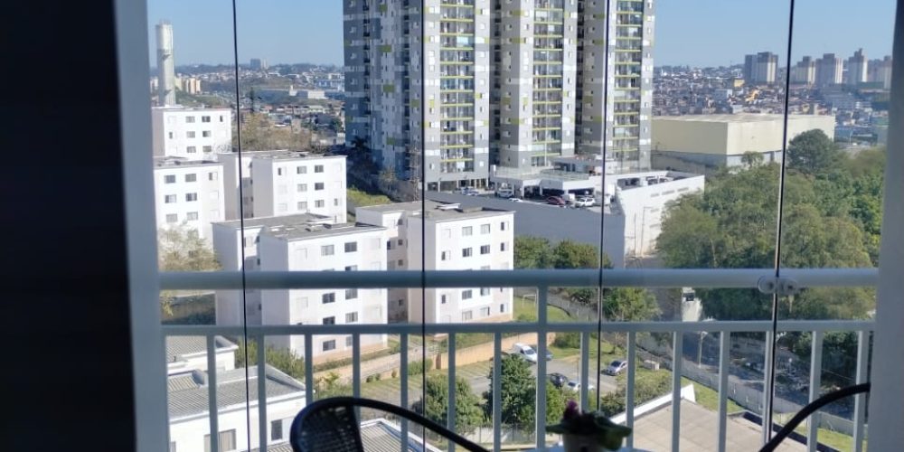 APARTAMENTO 13° ANDAR COZINHA PLANEJADA COM ARMÁRIOS SUITE COM SACADA EXCLUSIVA E ARMÁRIO EM VEZ DE TRÊS QUARTOS, SÃO DOIS QUARTOS, SENDO UM TRANFORMADO EM SALA EXTENDIDA BANHEIROS COM BOX BLINDEX SACADA DA SALA COM FECHAMENTO EM VIDRO TEMPERADO DUAS VAGAS LIVRES NA GARAGEM, SENDO UMA AO LADO DA OUTRA VAGA DE MOTO PISCINA ACADEMIA SALÃO DE FESTAS ÁREA COM CHURRASQUEIRA